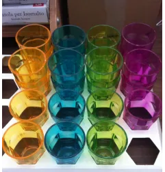 Vasitos pequeños de plástico de colores para fiestas y bufés