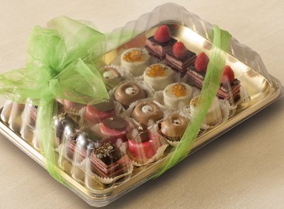 Contenitore trasparente in plastica con vassoio dorato per pasticcini