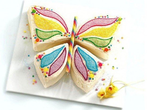 Decorazione per torta a farfalla con zuccheri colorati, mompariglia e perle