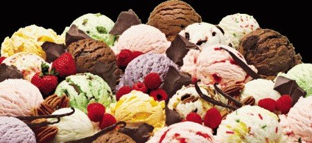 Assortimento di gusti di gelato con frutta e cioccolato