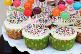 Mompariglia e granella di zucchero colorata per decorare dolci