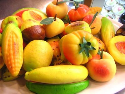 Frutta Martorana modellata con stampi e formine